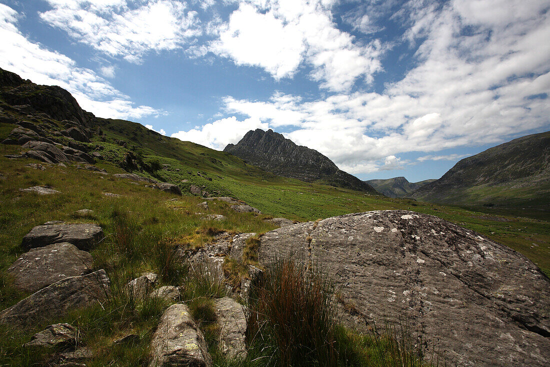 Der Berg Tryfan unter Wolkenhimmel, von Osten aus gesehen, Nord Wales, Großbritannien, Europa