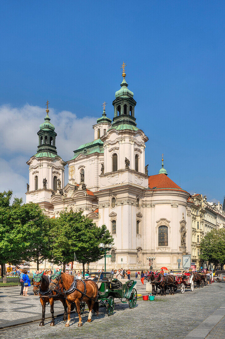 St Nikolaus Kirche mit Pferdekutschen, Altstädter Ring, Prag, Mittelböhmen, Tschechien