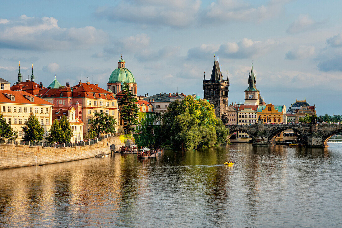 Karlsbridge with Altstadter bridgetower, Prague, Middle Bohemia, Czech Republik