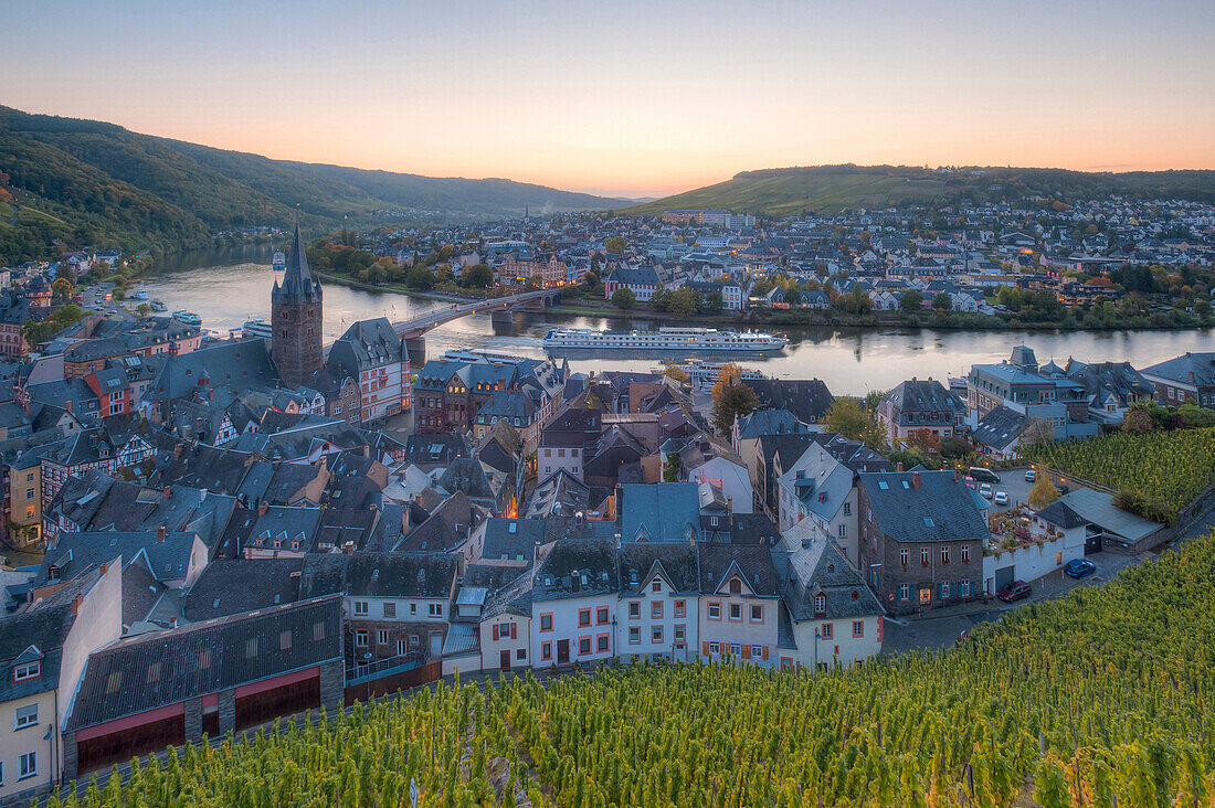 Blick auf Bernkastel-Kues am Abend, Mosel, Rheinland-Pfalz, Deutschland