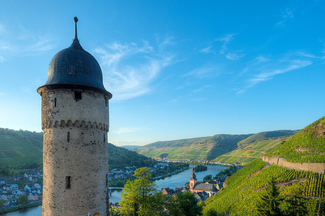 Blick auf Zell mit rundem Turm, Mosel, Rheinland-Pfalz, Deutschland
