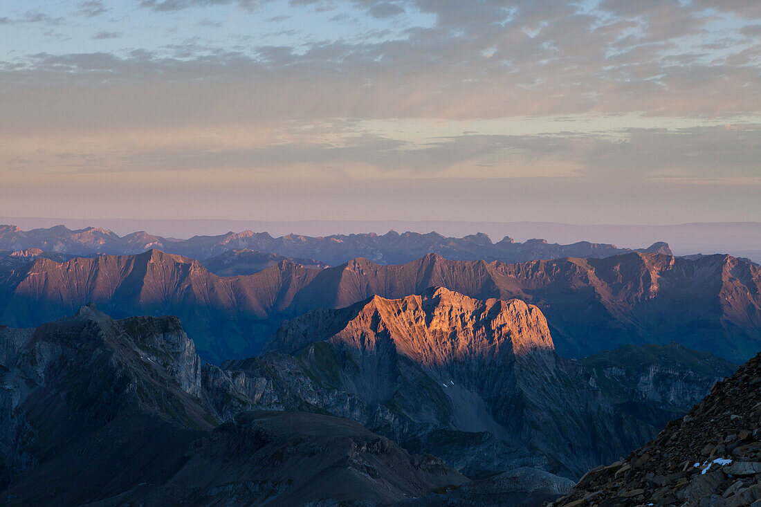 Erstes Sonnenlicht am Aermighorn, Kiental, Niesenkette im Hintergrund, Blick von der Wilden Frau, Berner Oberland, Kanton Bern, Schweiz