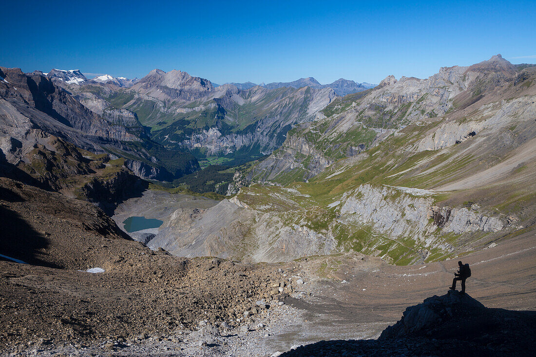 Ein Mann, Silhouette, beim Wandern am Oeschischafberg, Kandertal, Blick zum Wildstrubel, Berner Oberland, Kanton Bern, Schweiz