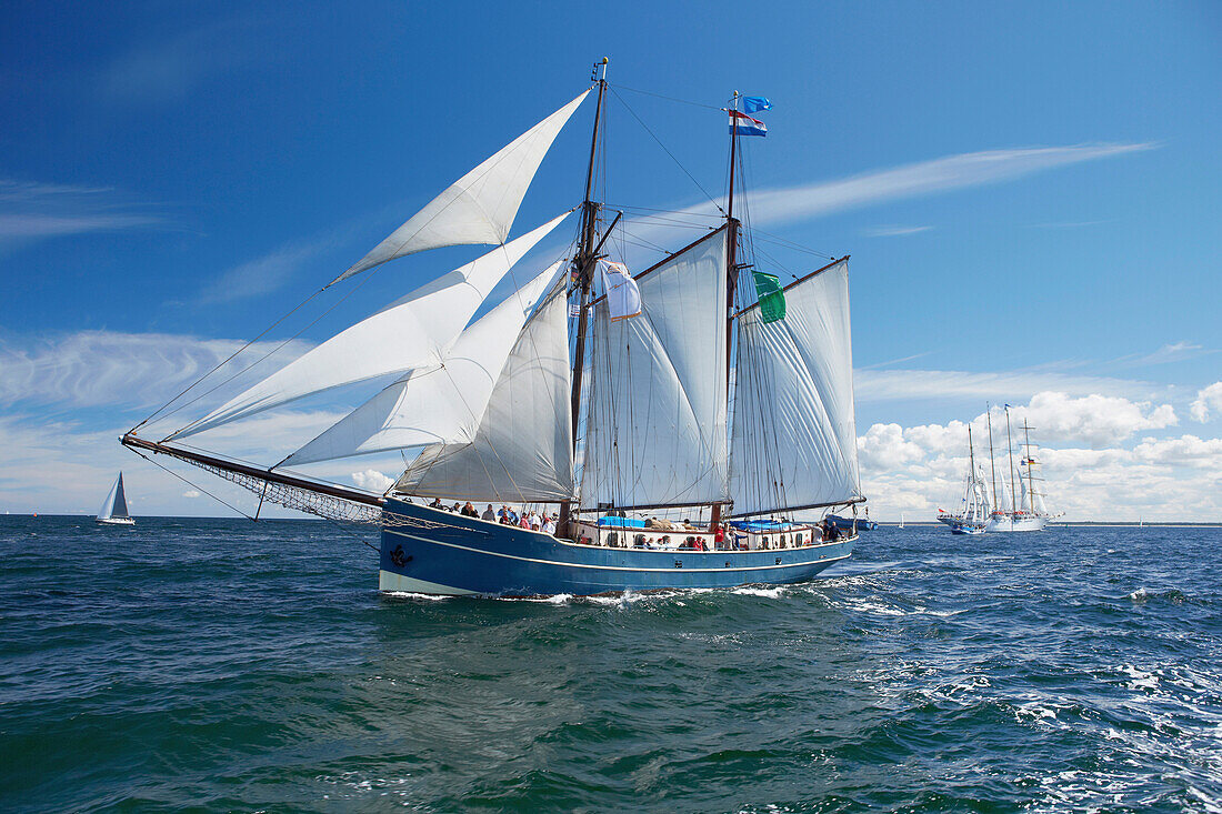 Segelschiffe auf der Ostsee zur Hanse Sail, Rostock Warnemünde, Mecklenburg Vorpommern, Deutschland, Europa