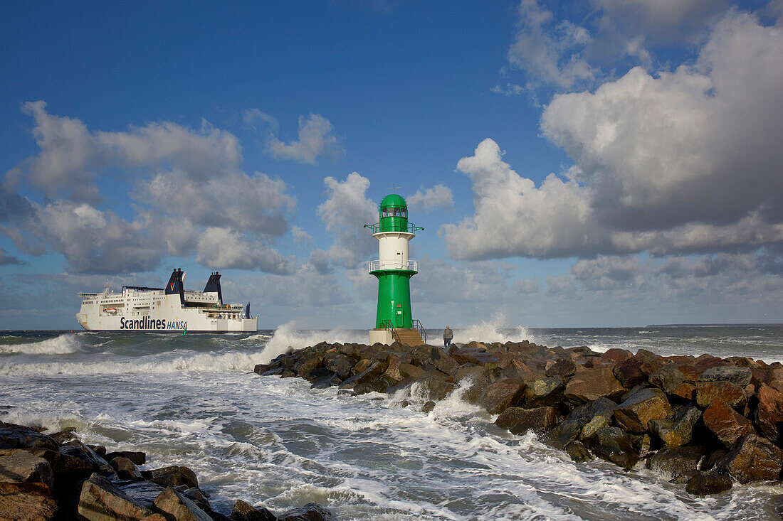 Auslaufende Fähre im Ostseebad Warnemünde, Rostock, Ostseeküste, Mecklenburg Vorpommern, Deutschland, Europa