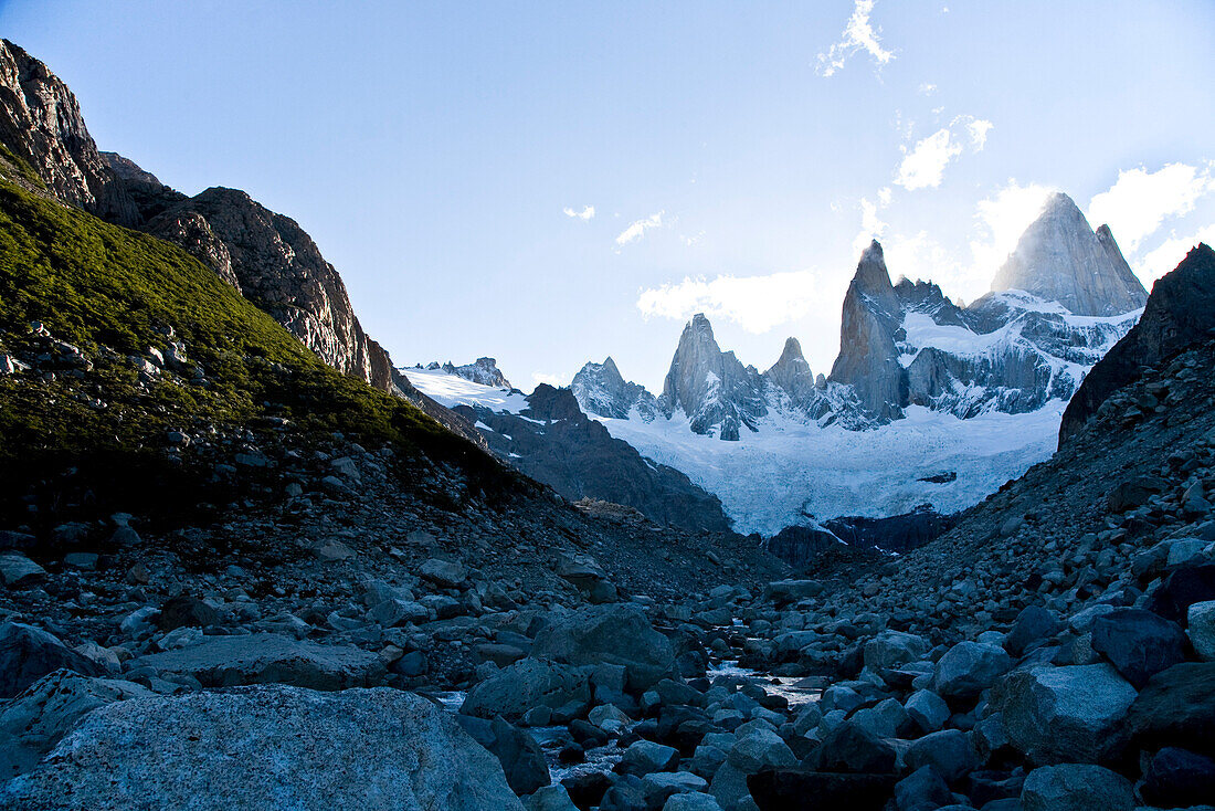 Wildbach am Fitz Roy Massiv im Sonnenuntergang, El Chalten, Patagonien, Argentinien