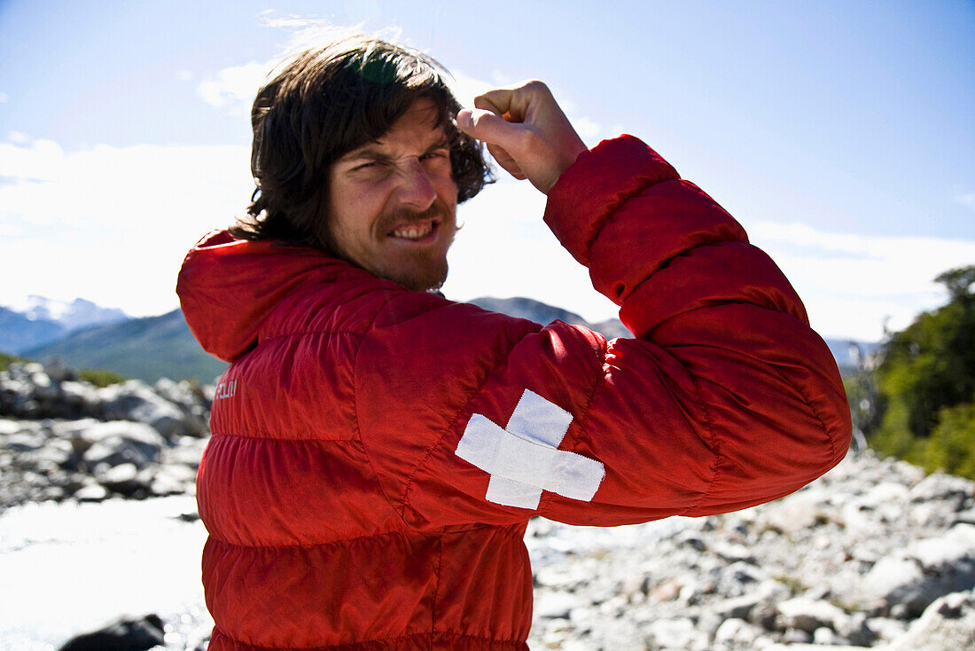 Mann zeigt Stärke, El Chalten, Patagonia, Argentina