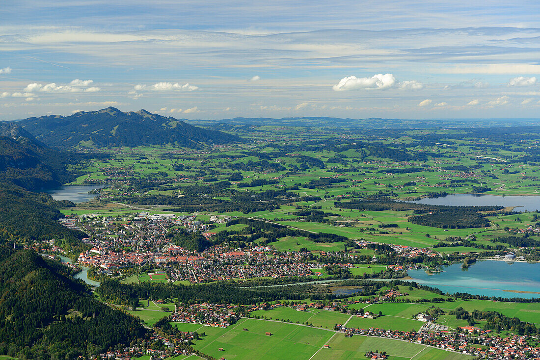 Blick auf Füssen, Allgäuer Alpen, Weißensee, Forggensee und Bannwaldsee, Tegelberg, Ammergauer Alpen, Allgäu, Schwaben, Bayern, Deutschland