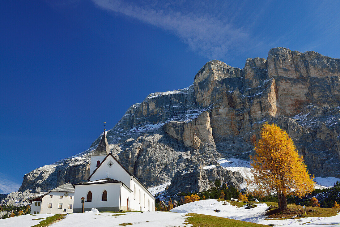 Hospice San Croce in front of Heiligkreuzkofel, valley Val Badia, Dolomites, UNESCO World Heritage Site Dolomites, South Tyrol, Italy