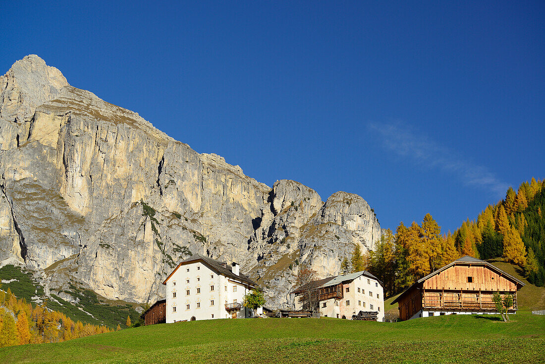 Bauernhof vor Puezgruppe, Dolomiten, UNESCO Welterbe Dolomiten, Südtirol, Italien