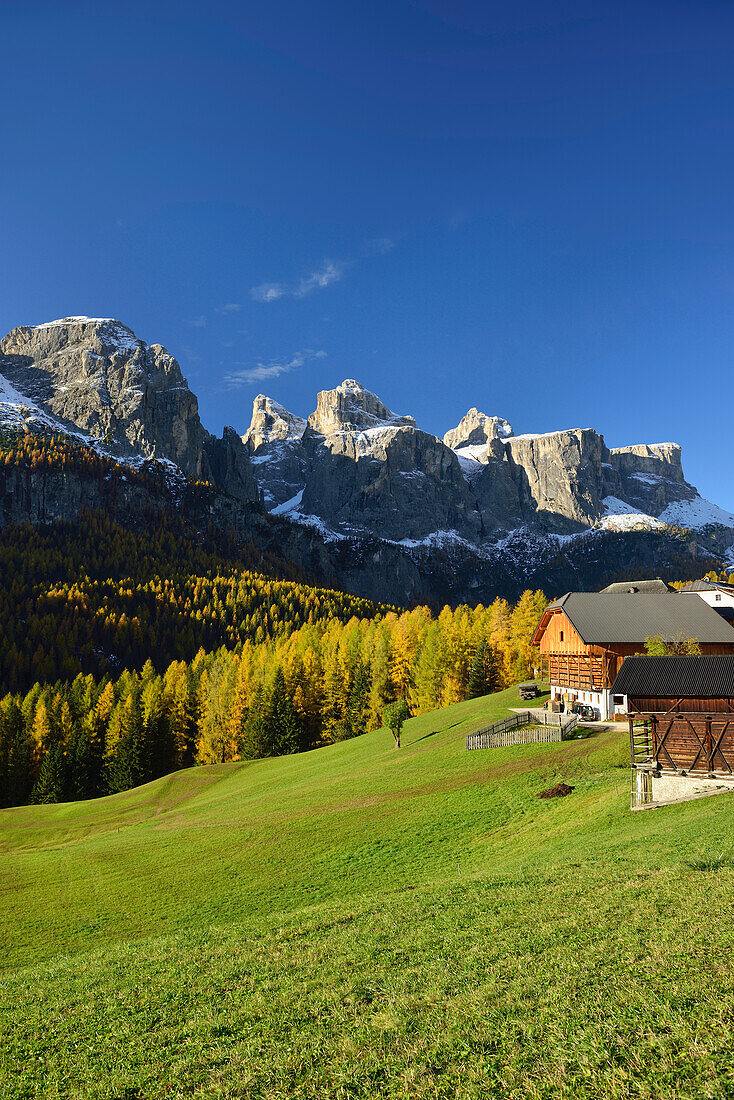 Bauernhof vor Sellagruppe, Dolomiten, UNESCO Welterbe Dolomiten, Südtirol, Italien