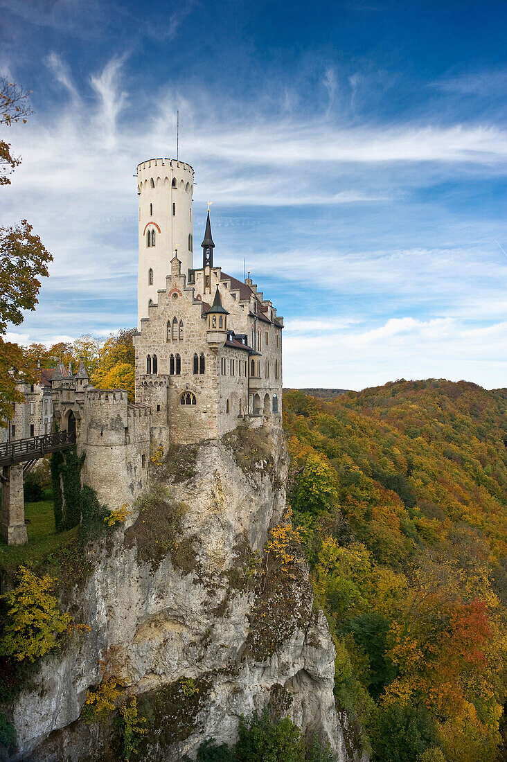 Schloss Lichtenstein unter Wolkenhimmel, Schwäbische Alb, Baden-Württemberg, Deutschland, Europa