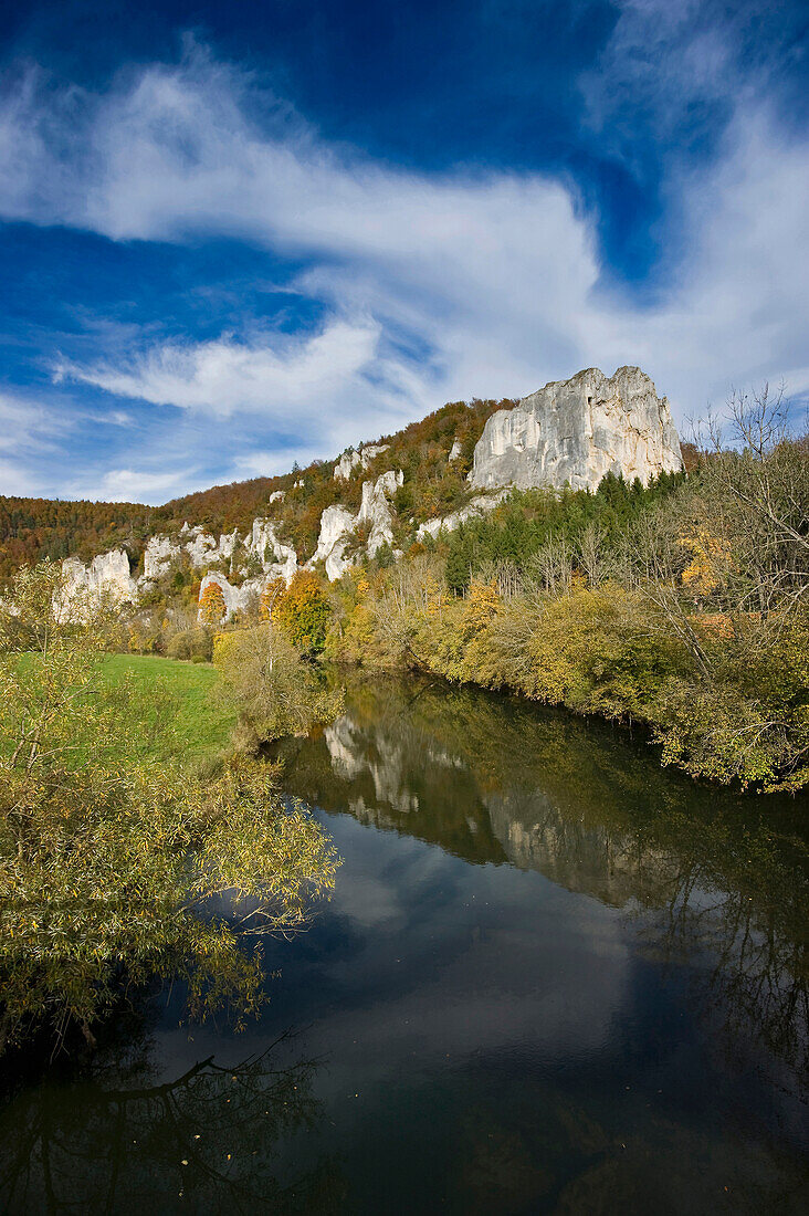 Fluss und Felsen im Oberen Donautal, Schwäbische Alb, Baden-Württemberg, Deutschland, Europa