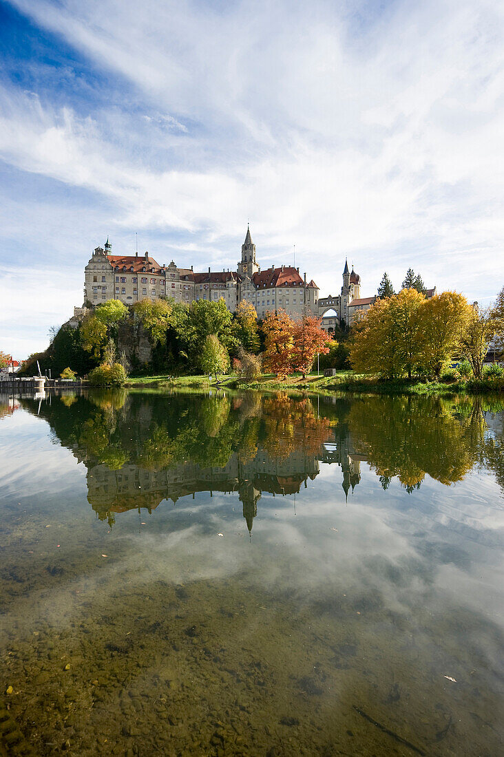 Schloss Sigmaringen unter Wolkenhimmel, Sigmaringen, Schwäbische Alb, Baden-Württemberg, Deutschland, Europa