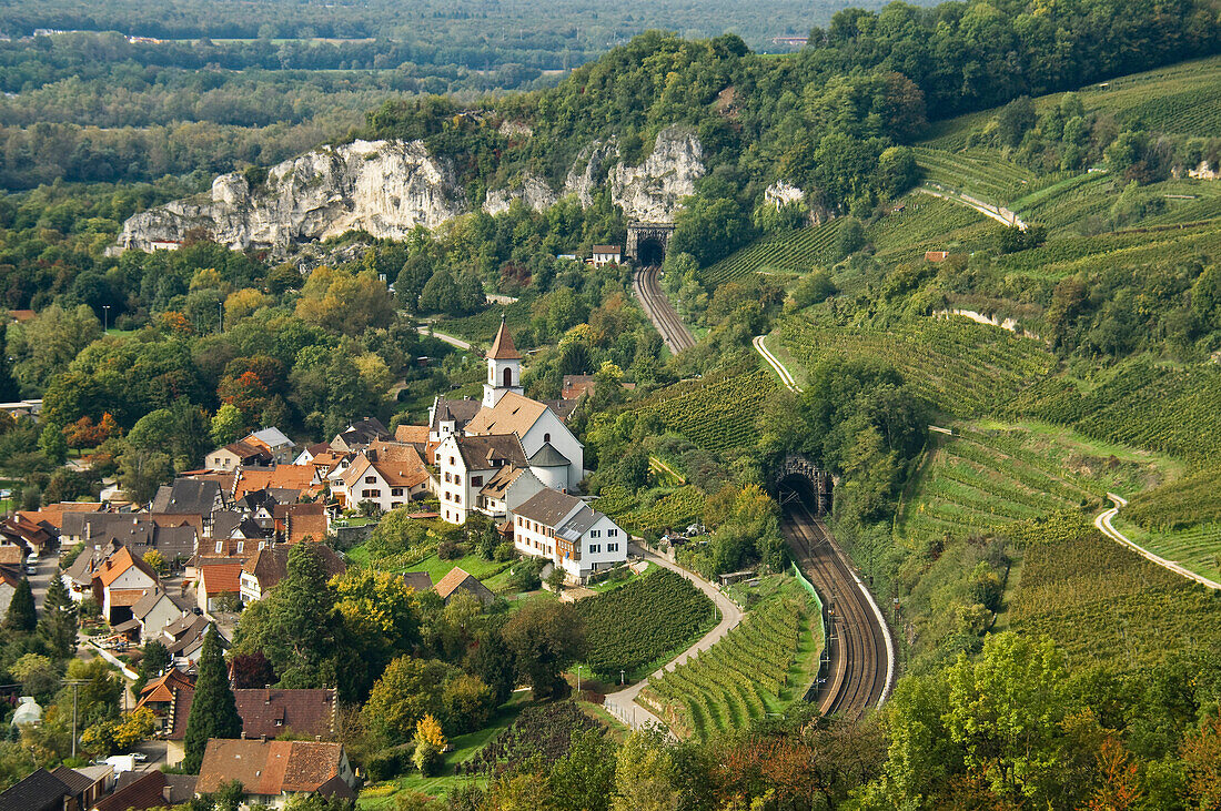 Blick auf Isteiner Klotz und Eisenbahntrasse, Efringen-Kirchen, Markgräflerland, Schwarzwald, Baden-Württemberg, Deutschland, Europa