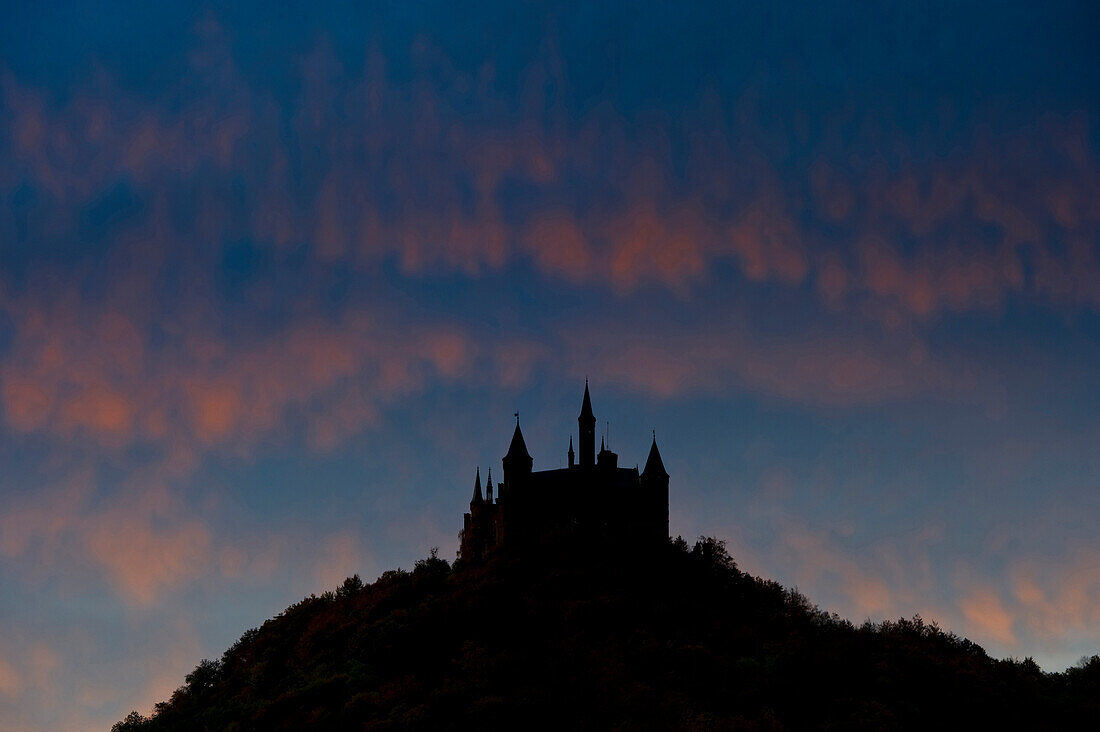 Burg Hohenzollern am Abend, Hechingen, Schwäbische Alb, Baden-Württemberg, Deutschland, Europa