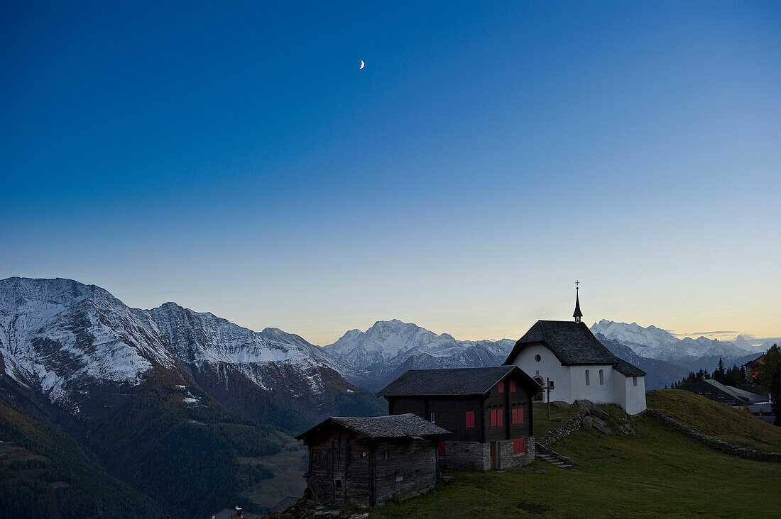 Bergdorf auf der Bettmeralp bei Sonnenuntergang, im Hintergrund die Walliser Alpen, Kanton Wallis, Schweiz, Europa