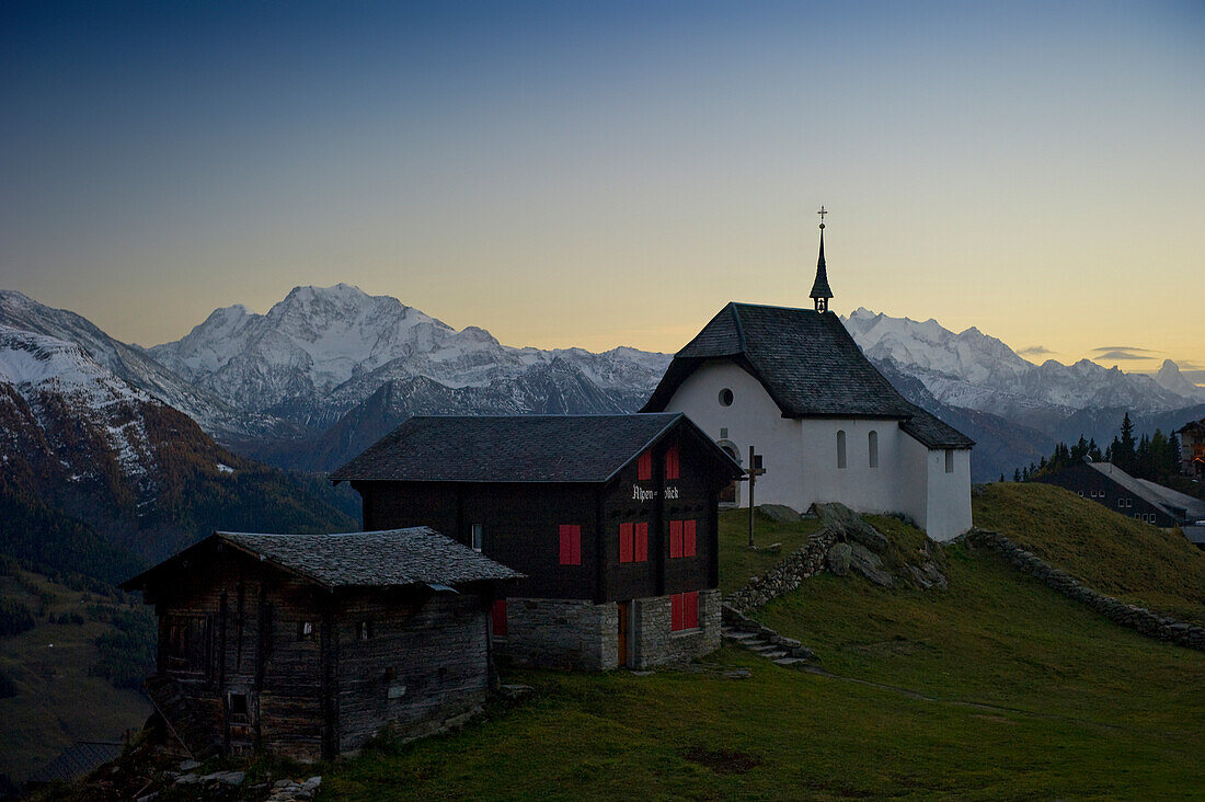 Bergdorf auf der Bettmeralp bei Sonnenuntergang, im Hintergrund die Walliser Alpen, Kanton Wallis, Schweiz, Europa