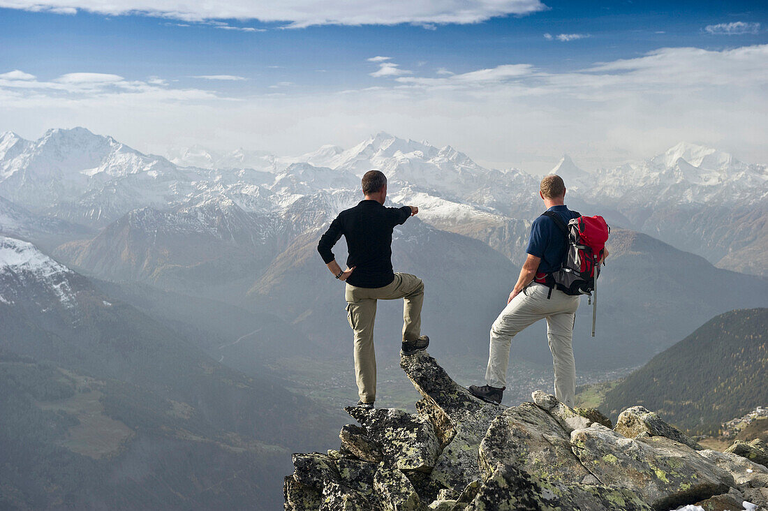 Bergsteiger am Bettmerhorn, Bettmeralp, im Hintergrund die Waliser Alpen und das Rhonetal, Kanton Wallis, Schweiz, Europa