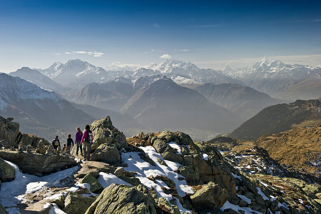 Wandernde Familie am Bettmergrat, Bettmeralp, im Hintergrund die Walliser Alpen und das Rhonetal, Kanton Wallis, Schweiz, Europa
