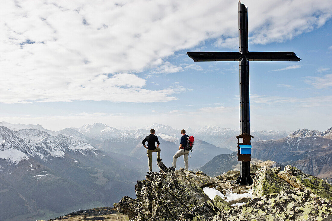 Bergsteiger und Gipfelkreuz am Bettmerhorn, Bettmeralp, im Hintergrund die Walliser Alpen und das Rhonetal, Kanton Wallis, Schweiz, Europa