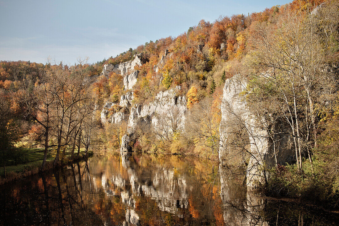 Donau im Herbst, Naturpark Oberes Donautal bei Beuron, Landkreis Sigmaringen, Schwäbische Alb, Baden-Württemberg, Deutschland