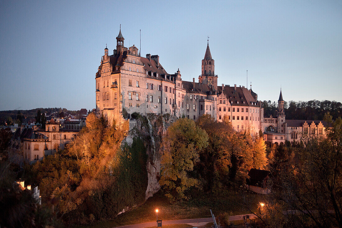 Schloss Sigmaringen in der Dämmerung, Schwäbische Alb, Baden-Württemberg, Deutschland