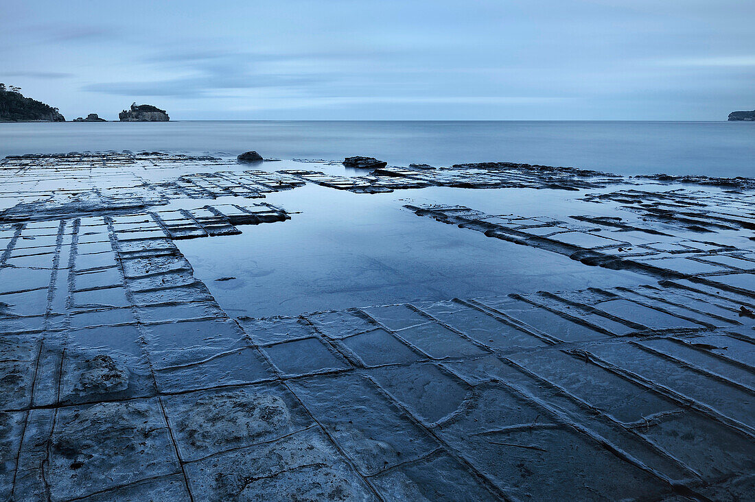 Pirates Bay mit Tessellated Pavement, Blick auf Ozean, Naturwunder, Eaglehawk Neck bei Port Arthur, Tasmanien, Australien