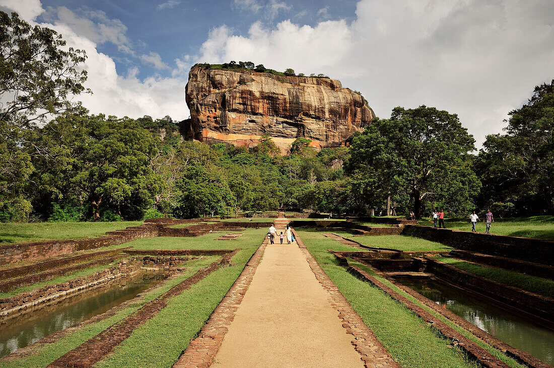 Blick auf Monolith der Felsenfestung Sigiriya, Löwenfels, kulturelles Dreieck, UNSECO Weltkulturerbe, Matale Distrikt, Sri Lanka