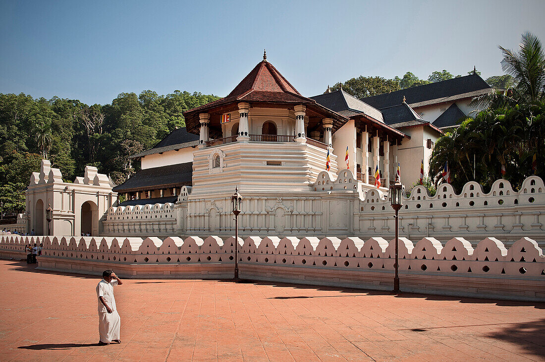 Einheimischer vor Zahntempel Sri Dalada Maligawa, UNESCO Weltkulturerbe, kulturelles Dreieck, Kandy, Sri Lanka