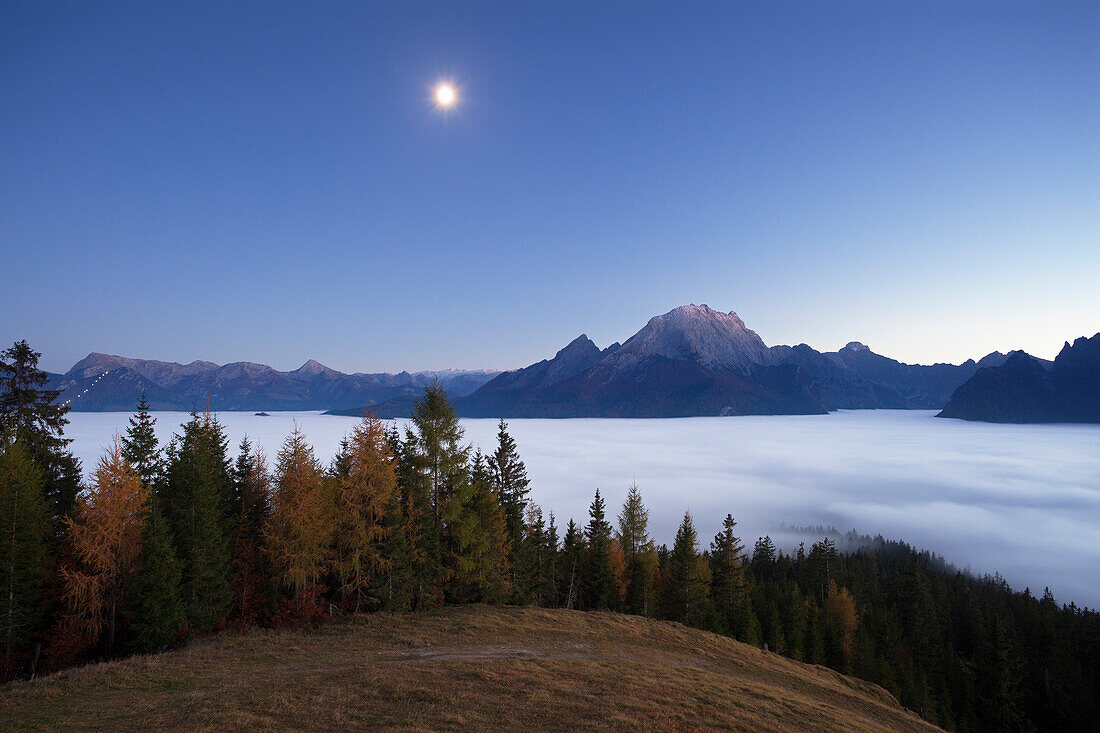 Blick über den Nebel im Tal zum Watzmann bei Mondlicht, Berchtesgadener Land, Nationalpark Berchtesgaden, Oberbayern, Bayern, Deutschland, Europa