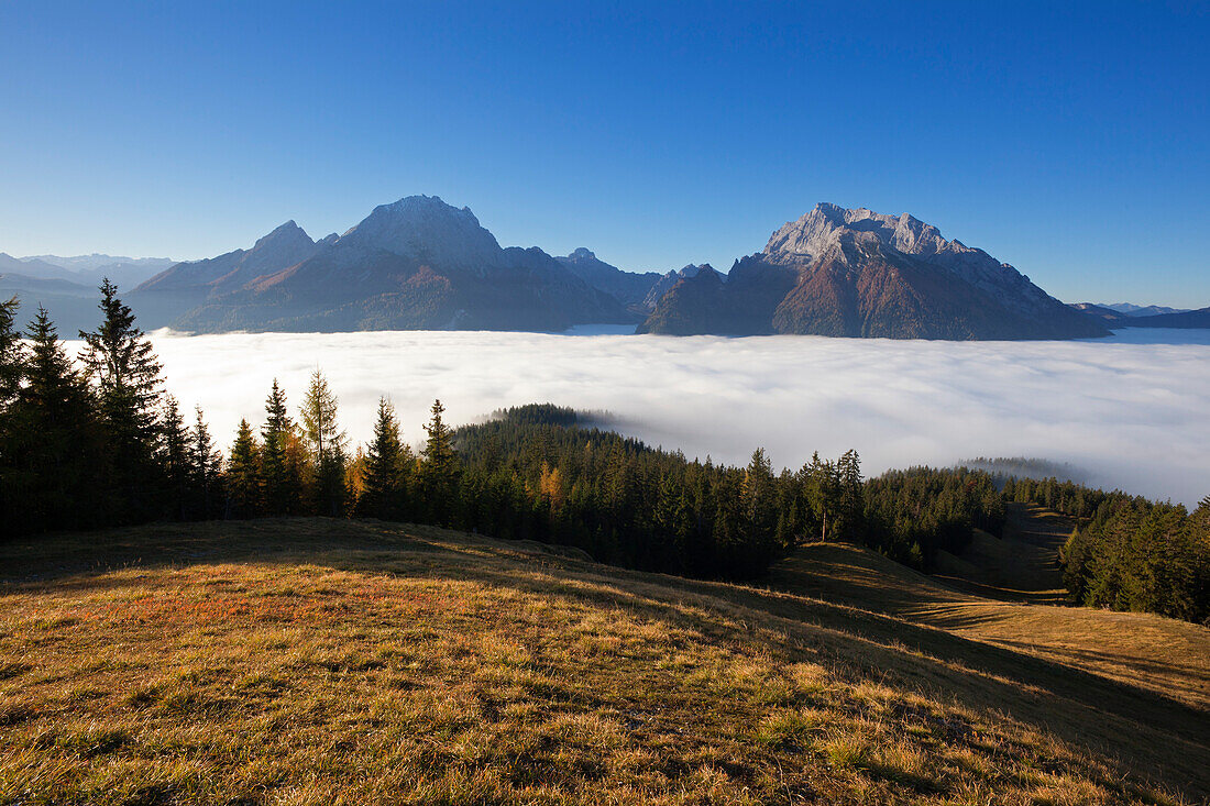 Blick über den Nebel im Tal auf Watzmann und Hochkalter, Berchtesgadener Land, Nationalpark Berchtesgaden, Oberbayern, Bayern, Deutschland, Europa