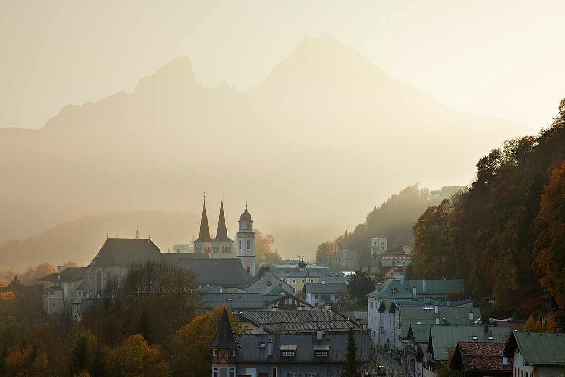 Blick über Berchtesgaden zum Watzmann, Berchtesgadener Land, Nationalpark Berchtesgaden, Oberbayern, Bayern, Deutschland, Europa