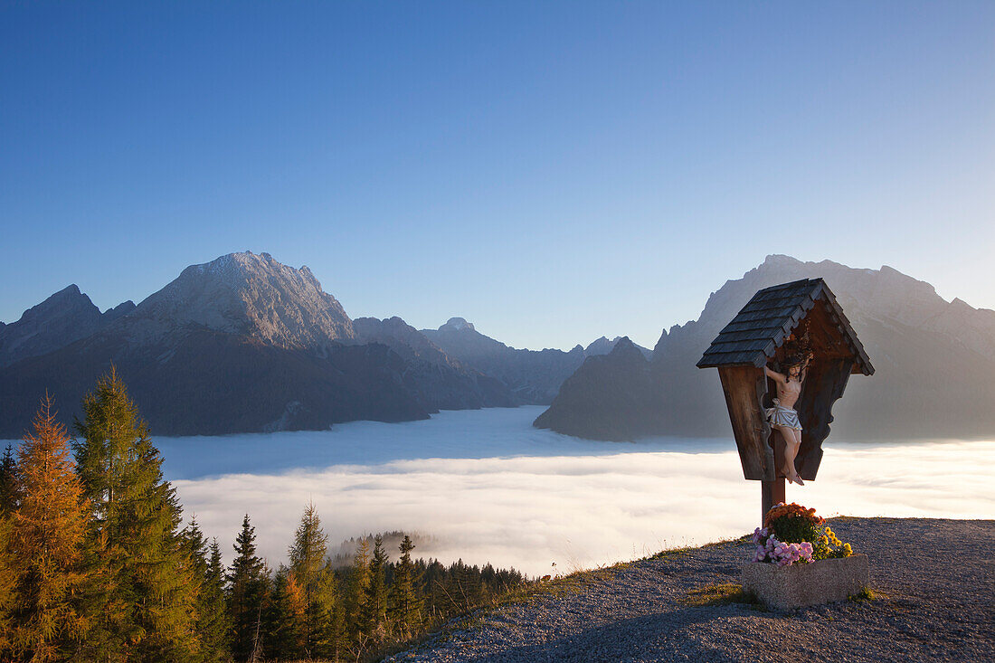 Blick auf Wegkreuz und Nebel im Tal zum Watzmann und zum Hochkalter, Berchtesgadener Land, Nationalpark Berchtesgaden, Oberbayern, Bayern, Deutschland, Europa