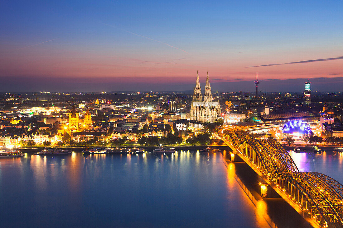 Blick über die Altstadt mit Dom, Hauptbahnhof, Hohenzollernbrücke und Musical Dome am Abend, Köln, Rhein, Nordrhein-Westfalen, Deutschland, Europa