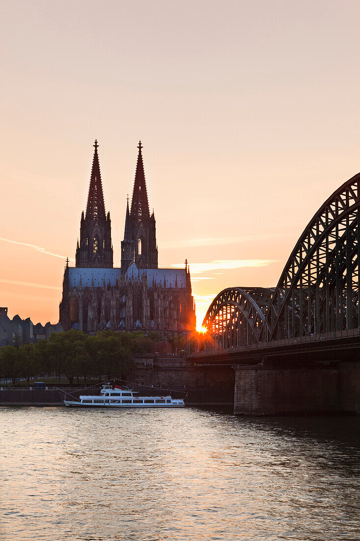 Dom und Hohenzollernbrücke bei Sonnenuntergang, Köln, Rhein, Nordrhein-Westfalen, Deutschland, Europa