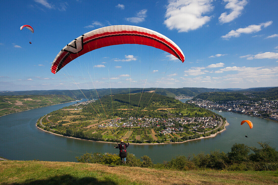 Gleitschirmflieger, Paraglider an der Rheinschleife bei Boppard, Rhein, Rheinland-Pfalz, Deutschland