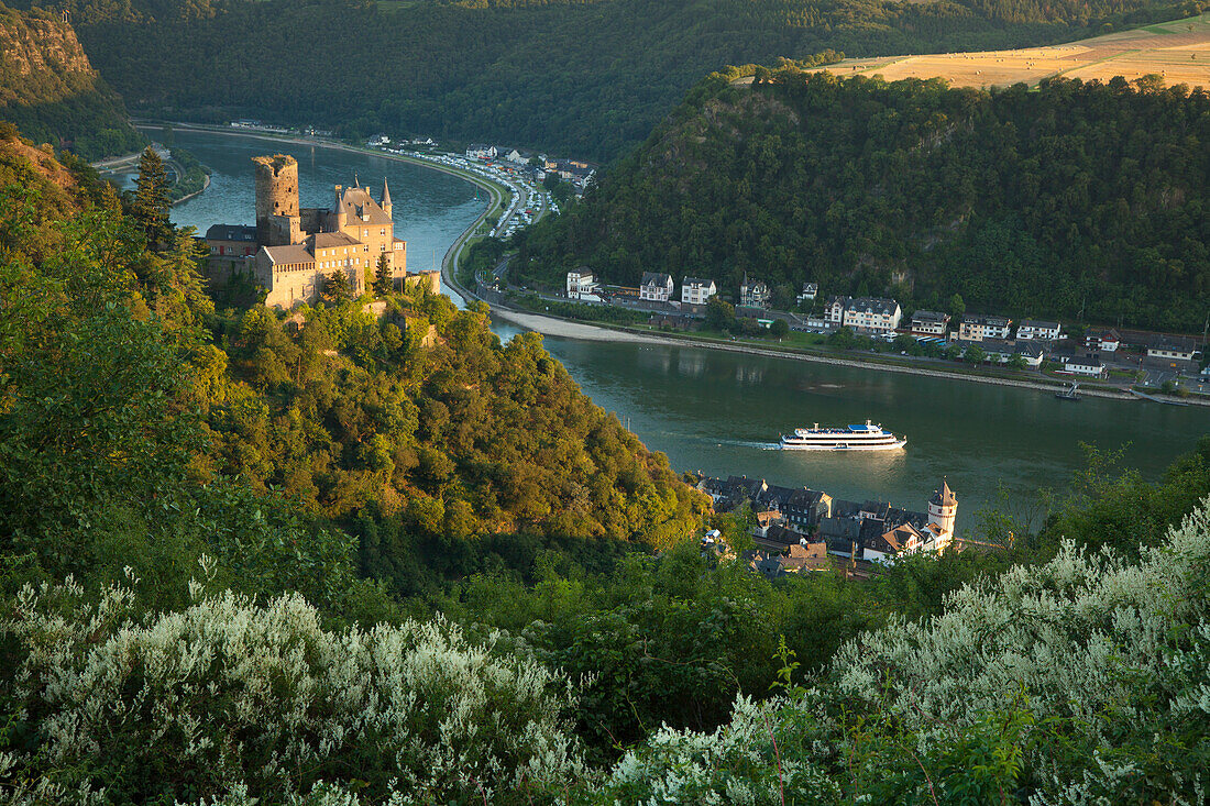 Ausflugsschiff auf dem Rhein, St Goarshausen mit Burg Katz, Unesco Weltkulturerbe, Rhein, Rheinland-Pfalz, Deutschland