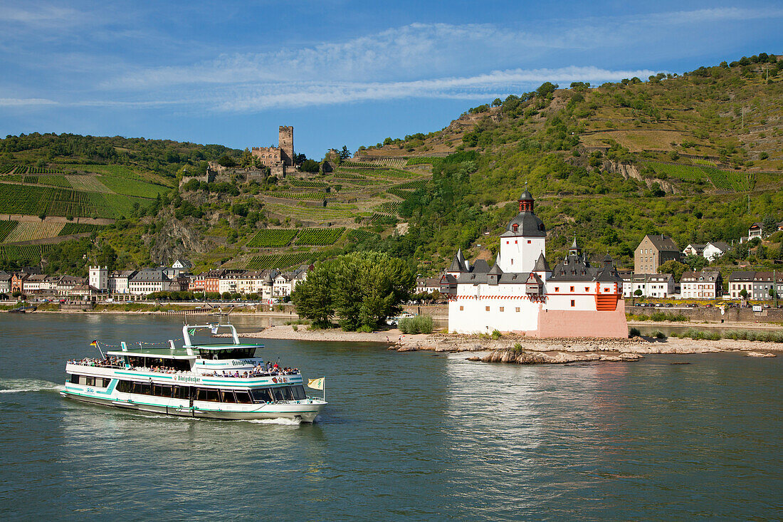 Ausflugsschiff auf dem Rhein bei Kaub, Burg Gutenfels und Pfalgrafenstein, Rhein, Rheinland-Pfalz, Deutschland