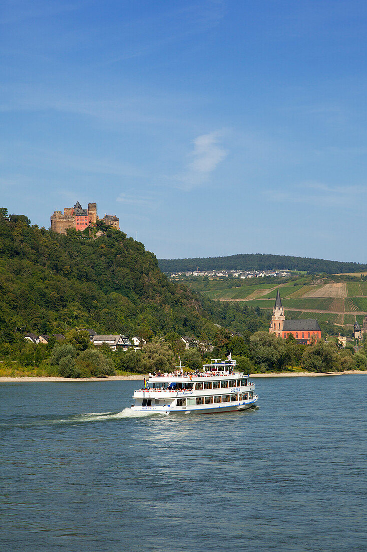 Ausflugsschiff auf dem Rhein bei Oberwesel, Schönburg und Liebfrauenkirche, Oberwesel, Rhein, Rheinland-Pfalz, Deutschland