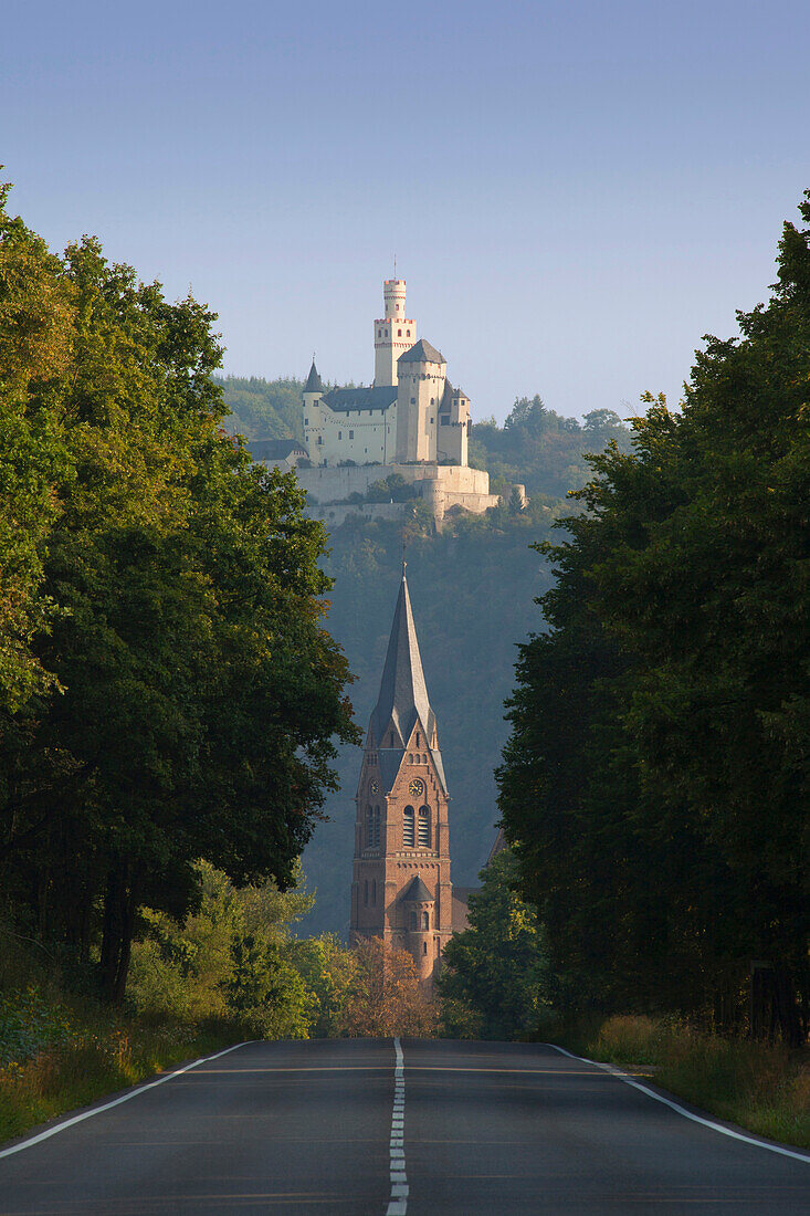 Blick von der B 9 zum Kirchturm St Lambertus in Spay, darüber die Marksburg bei Braubach, UNESCO Weltkulturerbe, Rhein, Rheinland-Pfalz, Deutschland