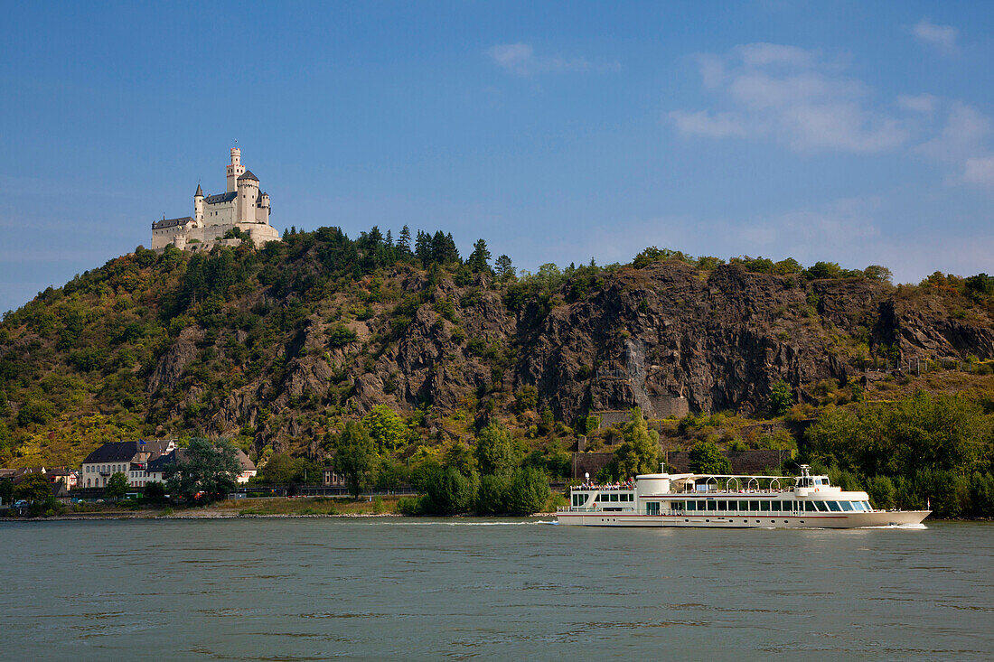 Ausflugsschiff auf dem Rhein vor der Marksburg, Unesco Weltkulturerbe, bei Braubach, Rhein, Rheinland-Pfalz, Deutschland