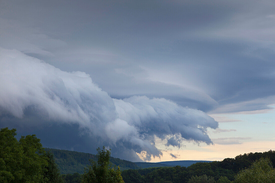 Gewitterwolken über dem Weserbergland, Niedersachsen, Deutschland