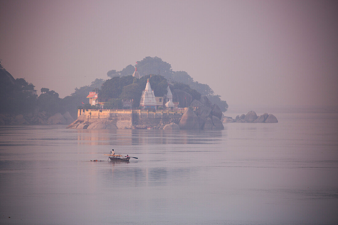 Kleines Boot vor Tempel auf Inseln am Fluss Ganges, nahe Bhagalpur, Bihar, Indien