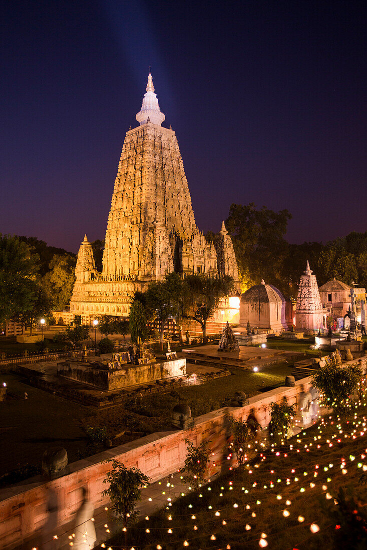 Der Mahabodhi Tempel, der Überlieferung gemäß ist es jener Ort, an dem Siddhartha Gautama, der historische Buddha, das Erwachen erlangte, im Abendlicht, Bodhgaya, Gaya, Bihar, Indien
