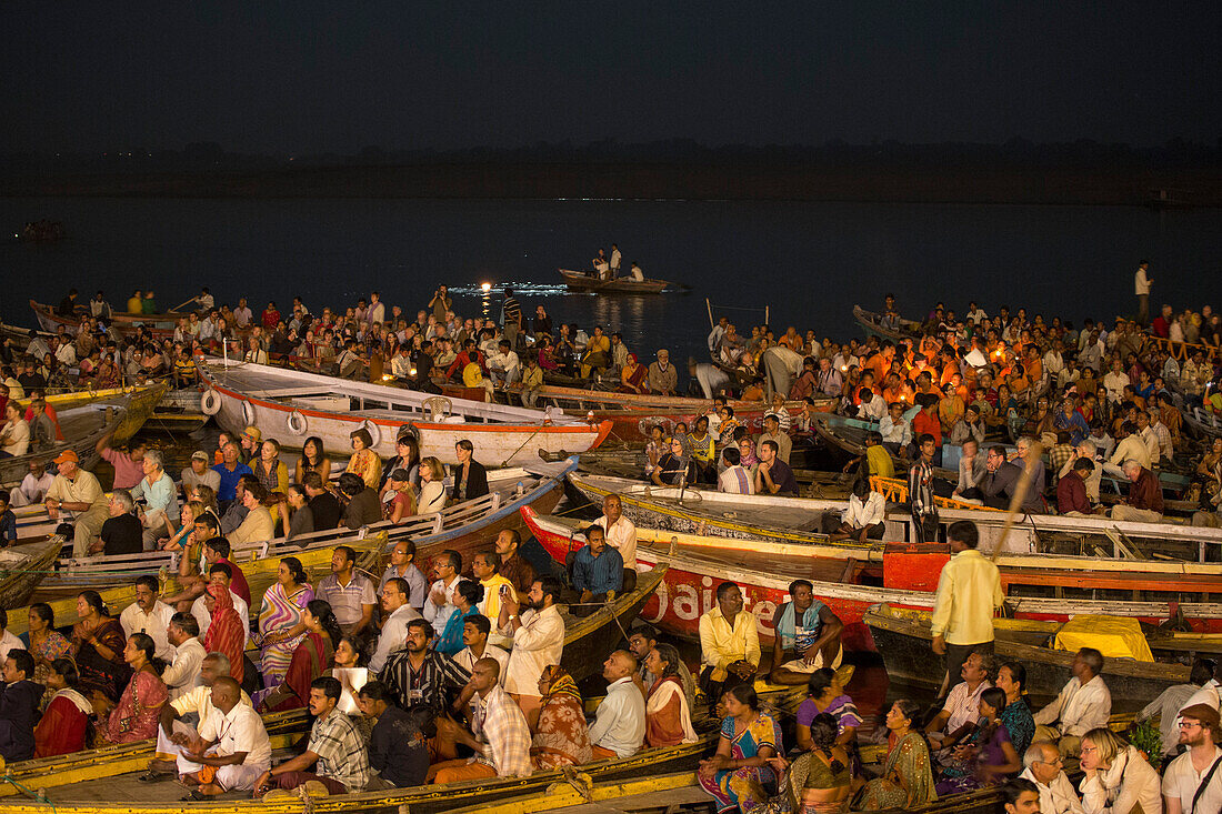 Touristen betrachten die abendliche Gebetszeremonie von Ausflugsbooten aus, am Dasaswamedh Ghat am Ufer des Fluss Ganges, Varanasi, Uttar Pradesh, Indien