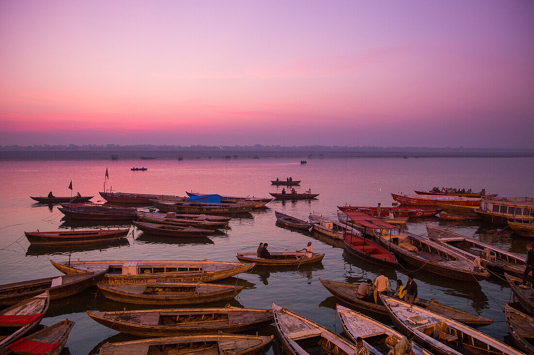 Boote liegen vor dem Dasaswamedh Ghat am Ufer des Fluss Ganges bei Tagesanbruch, Varanasi, Uttar Pradesh, Indien