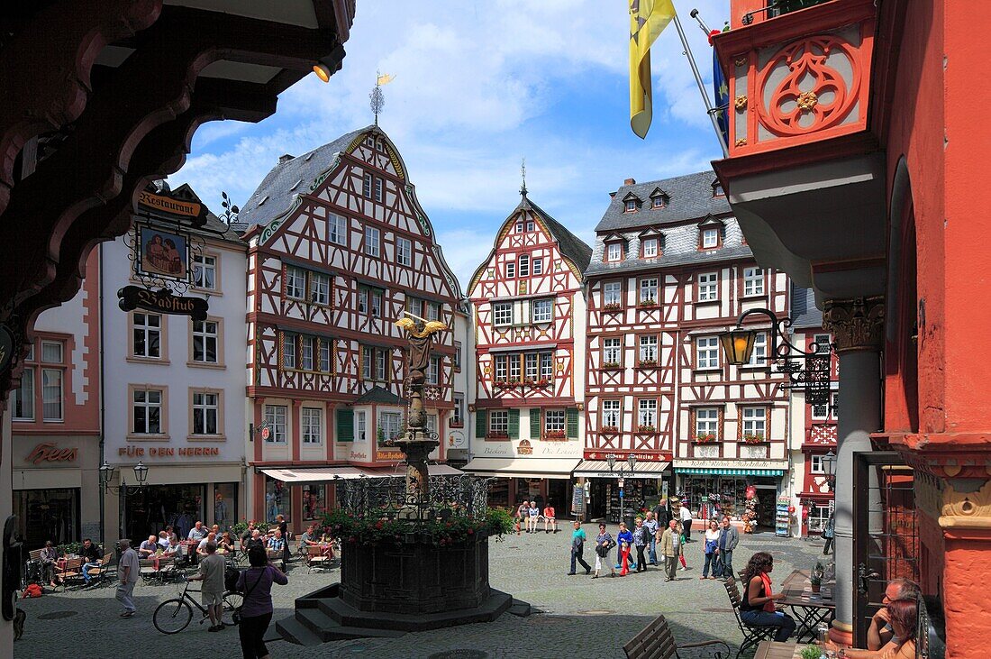 D-Bernkastel-Kues, health spa, Moselle, Middle Moselle, Rhineland-Palatinate, market place, half-timbered house, St Michael fountain, people, tourists