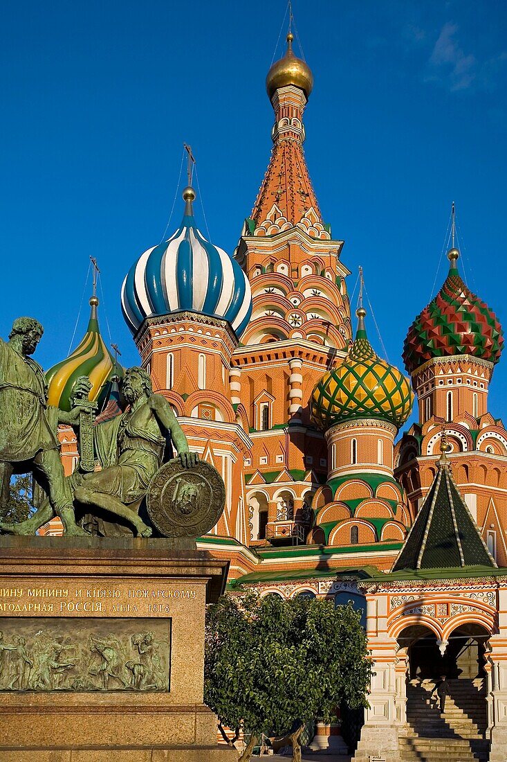 Minin and Pozharsky Monument with St  Basils Cathedral, Red Square, Moscow, Russia.