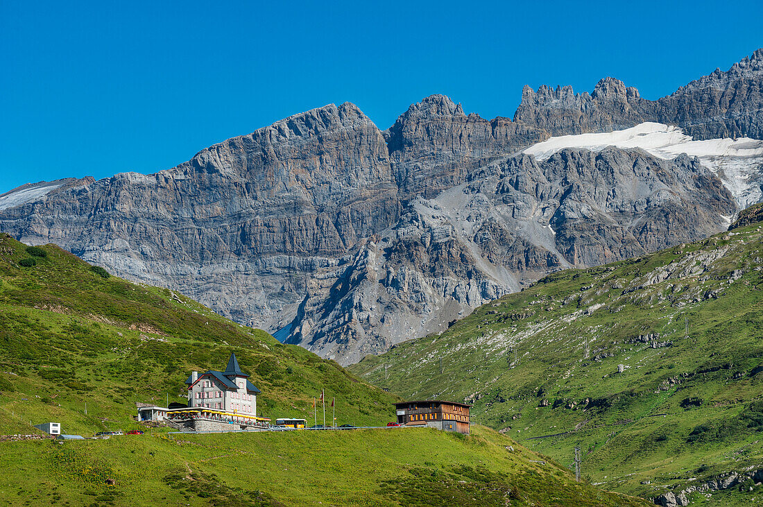 Klausenpass mit Hotel Passhöhe, Glarner Alpen, Uri, Schweiz, Europa